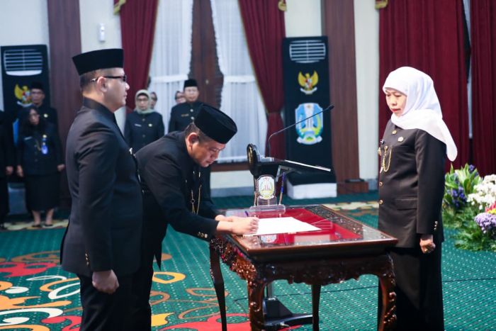 Gubernur Khofifah Lantik 65 Kepala Sekolah, Minta Prestasi Pendidikan Jatim Terus Ditingkatkan