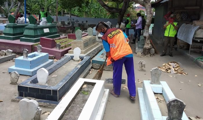 ​Terjaring Razia Yustisi di Kota Kediri, Puluhan Pelanggar Dihukum Bersihkan Makam Umum