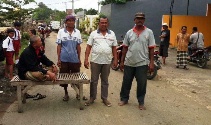 Warga Karanganom Blokir Jalan Dump Truk, Tanah Urug Banyak Tercecer 