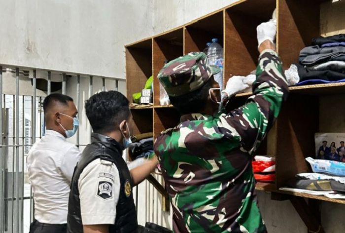 Rutan Gresik Gelar Razia Gabungan, Pastikan Tak Ada HP dan Narkoba di Kamar Hunian