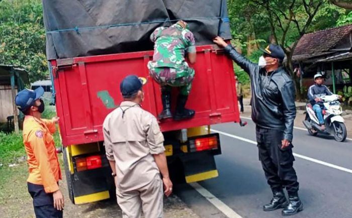 Antisipasi PMK, Polres Batu Lakukan Penyekatan Angkutan Hewan Ternak di Perbatasan Kediri - Malang