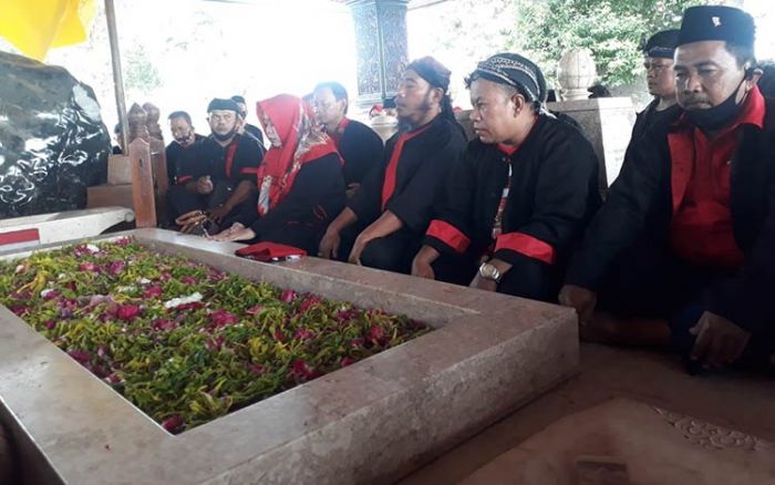 Diusung PDIP, Lisdyarita Bersama Ratusan Relawan Sandal Jepit Berziarah ke Makam Bung Karno