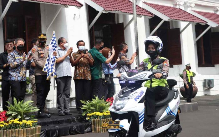 ​Tunjang Kinerja di Lapangan, Satlantas Polrestabes Surabaya ​Terima Hibah 20 Motor Listrik