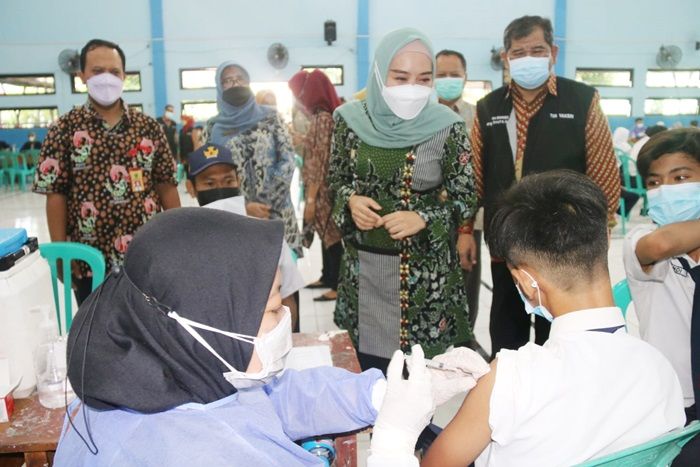 Persiapan PTM, Istri Bupati Sidoarjo Semangati Ribuan Pelajar SMP Ikuti Vaksinasi