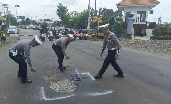 Polisi di Kota Mojokerto Tandai Jalan Berlubang