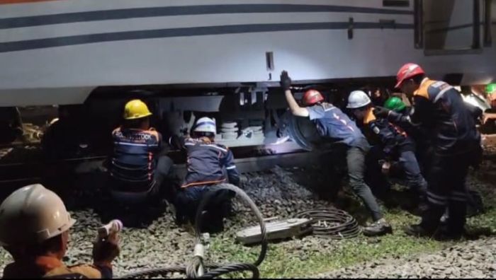 KAI Rampungkan Evakuasi KA Purwojaya, Jalur Kedunggedeh Dibuka Lagi KAI Rampungkan Evakuasi KA Purwojaya, Jalur Kedunggedeh Dibuka Lagi