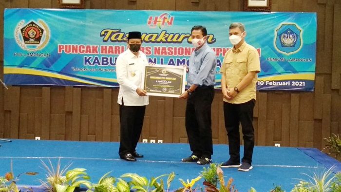 Puncaki HPN 2021, PWI Lamongan Anugerahi Bupati Fadeli Ronggo Hadi Pers Award