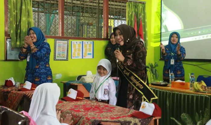 Jadi Pengajar Sehari di SDN Bangsal, Bupati Mojokerto Ajak Guru Sekolah yang Menyenangkan