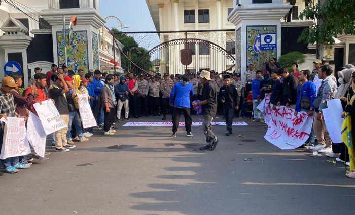 Protes SKTM tak Bisa Digunakan untuk Berobat, Puluhan Mahasiswa PMII Demo Pemkab Tuban