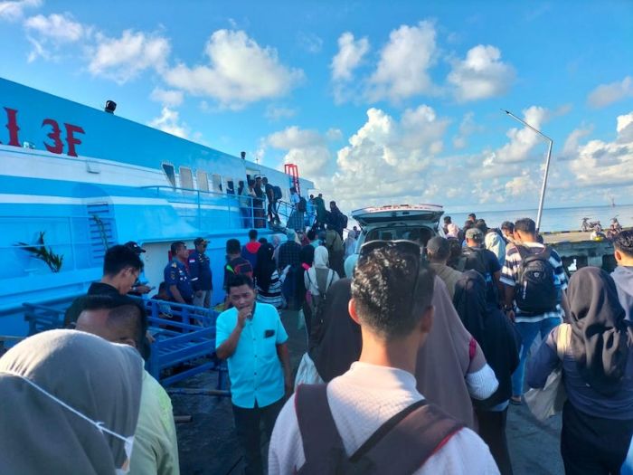 Kapal Mandek di Gresik Akibat Cuaca Buruk, Warga Bawean Banyak Tertahan di Pulau Jawa