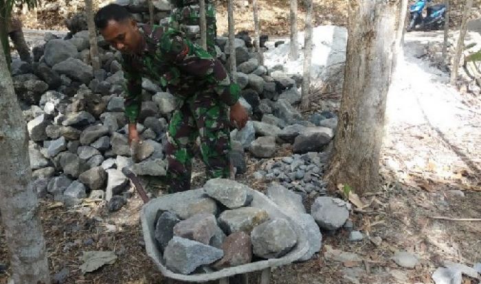 Satgas TMMD Andalkan Gerobak untuk Mobilisasi Material