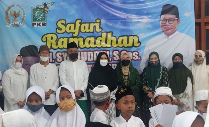 Safari Ramadan, Syaifuddin Asmoro Bersama Muslimat Bangkalan Beri Santunan Anak Yatim