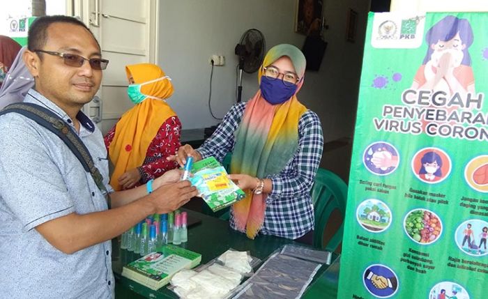 Tangkal Covid-19, DPC PKB Tuban Membagikan Masker dan Hand Sanitizer Gratis kepada Warga