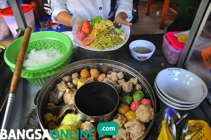 Bakso dan Mie Ayam Pelangi Ini sedang Hits di Bojonegoro, Pewarnanya Alami dari Sayuran