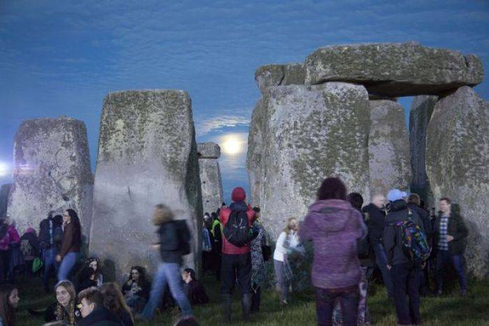 Puluhan Ribu Wisatawan Nikmati Matahari Terbit di Stonehenge