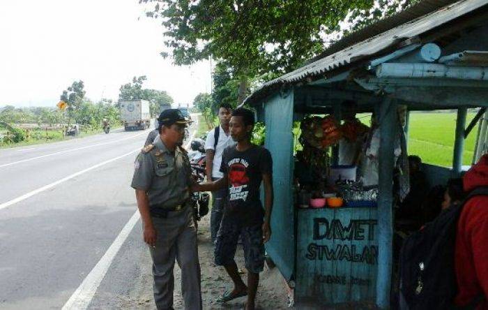 Razia, Satpol PP Tuban Peringatkan Warung Buka Siang Bolong Tanpa Tabir