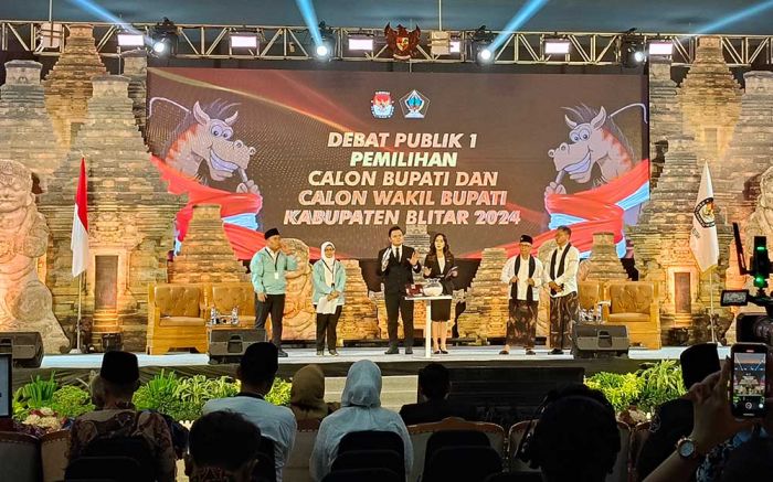 Debat Pilbup Blitar 2024, Paslon Nomor Urut 2 Diduga Bawa Data ke Atas Panggung