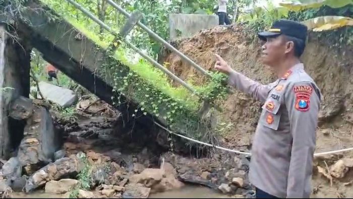 Jembatan Penghubung Antarkecamatan Ambruk akibat Banjir, Pj Bupati Bangkalan Upayakan Hal ini