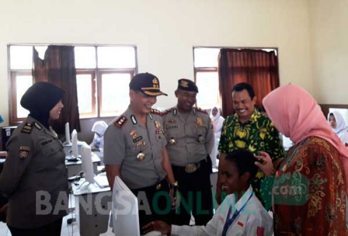 Bersama Dewan dan Kadindik, Kapolres Batu Sidak Pelaksanaan UNBK