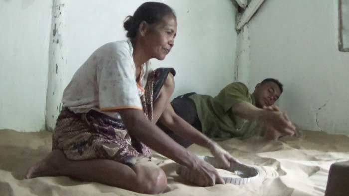 Tiga Desa di Sumenep ini Warganya Tidur di Kasur Pasir, Diyakini Sembuhkan Penyakit
