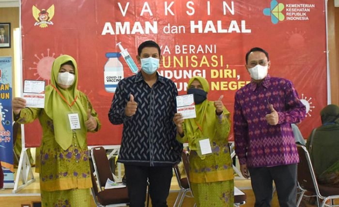 Tingkatkan Imun, Muslimat NU dan Aisyiyah Muhammadiyah Kota Kediri Jalani Vaksinasi Covid-19