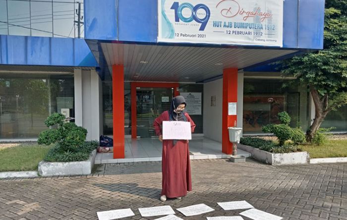 Anak Gagal Sekolah, Seorang Ibu di Jombang Gelar Demo di Kantor PT AJB Bumiputera