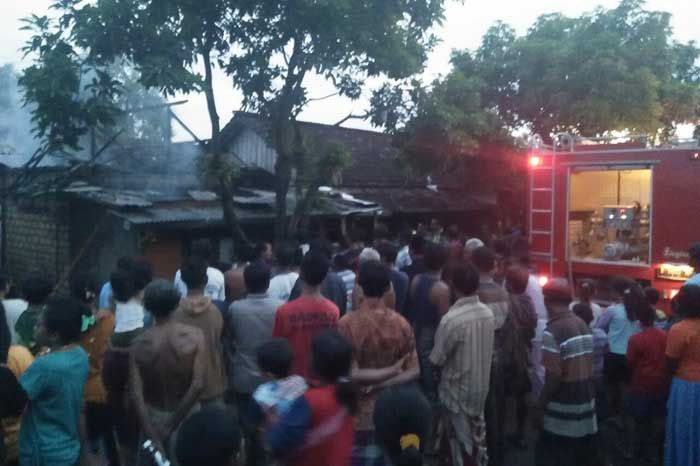 Gara-Gara Lampu Teplok, Rumah di Kerek Ludes Terbakar