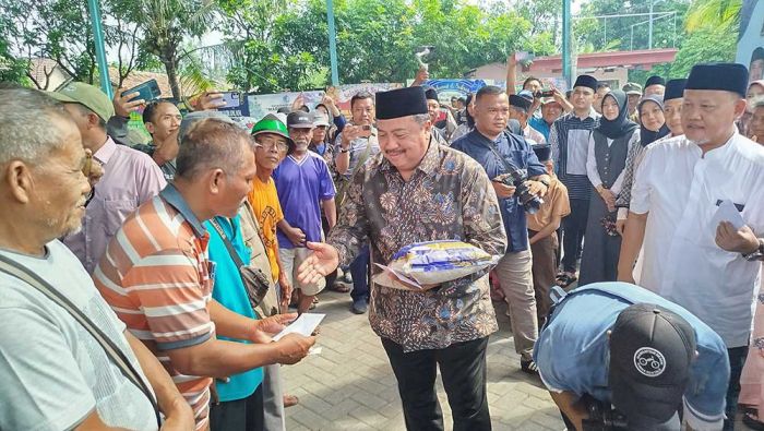 Keluarga Bupati Jombang Berbagi, Ratusan Tukang Becak Terima Sedekah Ramadan