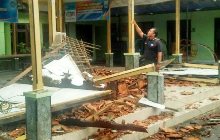 Berdalih Tak Ada Anggaran Perbaikan, Kantor Desa Sukomulyo Akhirnya Ambruk