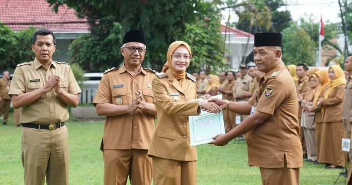 Wali Kota Kediri Serahkan SK Kenaikan Pangkat kepada 18 PNS