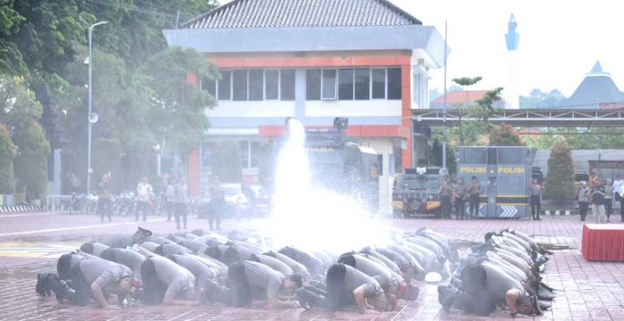 Kapolres Gresik Pimpin Upacara Kenaikan Pangkat 96 Personel dan 5 PNS