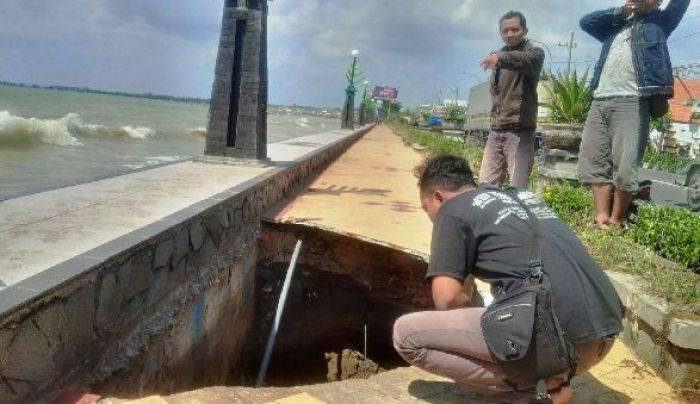 Warga Berharap Trotoar Ambrol di Jalan RE Martadinata segera Diperbaiki