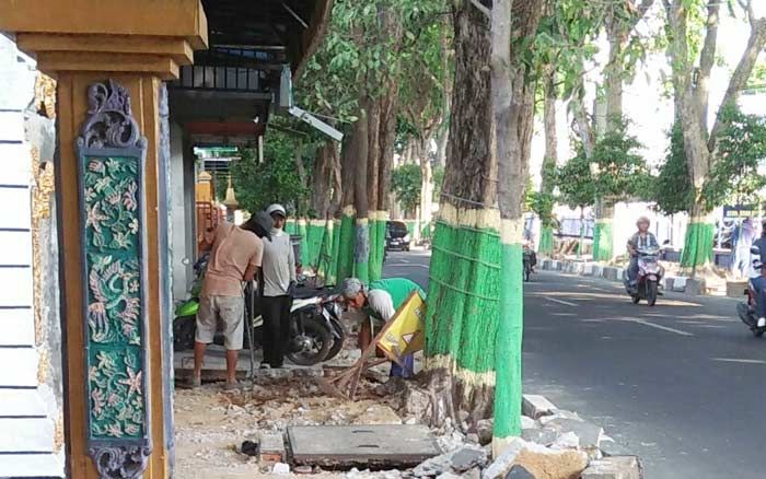 Hadapi Musim Hujan, Pemkab Tuban Bersihkan Gorong-gorong dan Percantik Trotoar