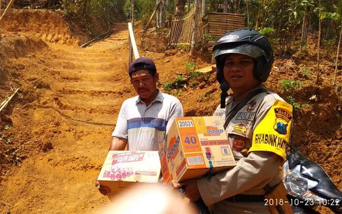 #Pasukanlangit Polsek Kebonagung Peduli Bencana Kekeringan, Blusukan Salurkan Bantuan