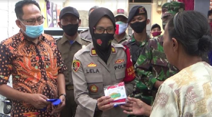 Kapolsek Wonoayu dan Forkompimka Bagikan Masker Door to Door