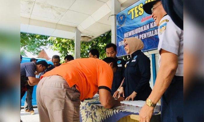 Jelang Nataru, BNN Kabupaten Kediri Lakukan Tes Urine Pada Sopir