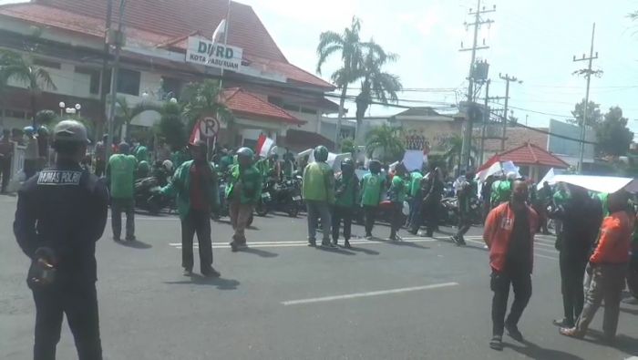 Ratusan Ojol Geruduk DPRD Kota Pasuruan Buntut Motor Rusak Usai Beli Pertalite