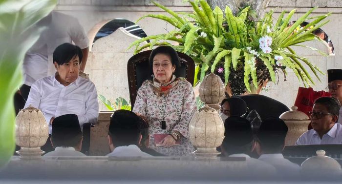 Doakan Bangsa dan Perdamaian Dunia, Megawati Ziarah ke Makam Bung Karno di Blitar