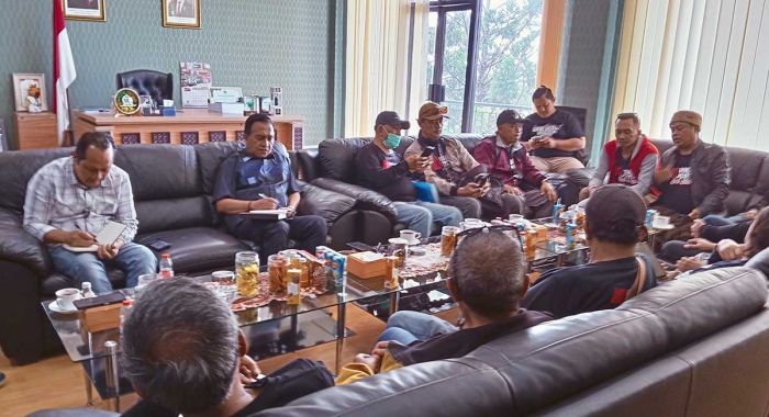 DPRD Kota Batu Didemo soal Gate Parkir Pasar Among Tani