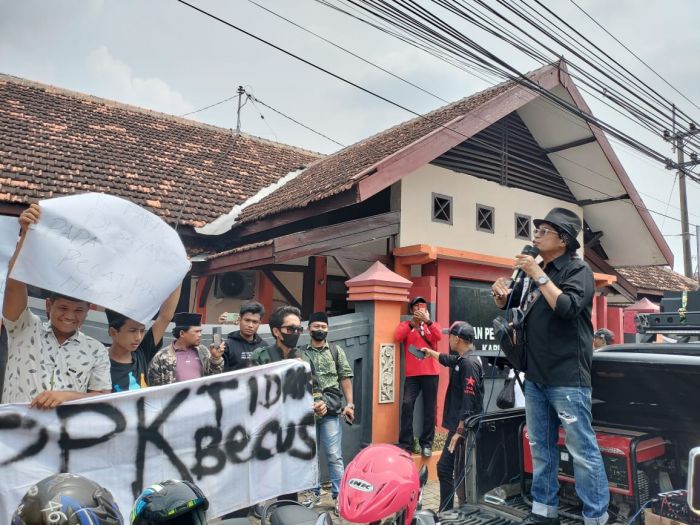 Pemecatan PPS Desa Klapayan Dianggap Cacat Administrasi, Warga Demo Bawaslu Bangkalan