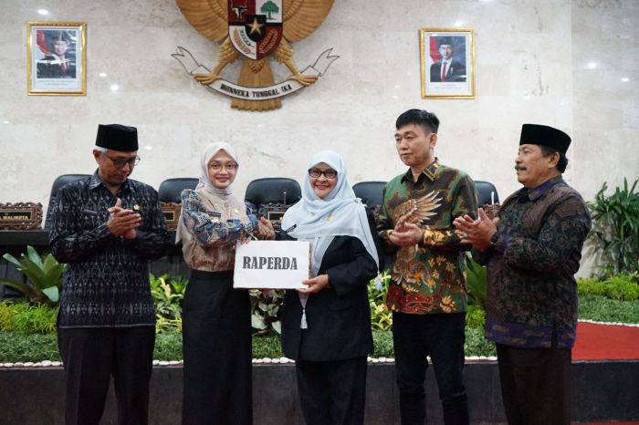 3 Raperda Disetujui DPRD, Wali Kota Vinanda Minta Tingkatkan Sinergi Wujudkan Kota Kediri Mapan 3 Raperda Disetujui DPRD, Wali Kota Vinanda Minta Tingkatkan Sinergi Wujudkan Kota Kediri Mapan