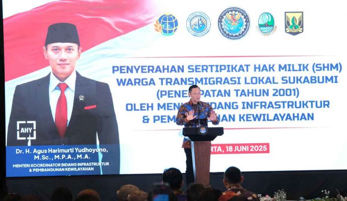 Menko AHY Apresiasi Kementerian ATR/BPN: 1.120 Sertifikat Diserahkan ke Transmigran Sukabumi Menko AHY Apresiasi Kementerian ATR/BPN: 1.120 Sertifikat Diserahkan ke Transmigran Sukabumi