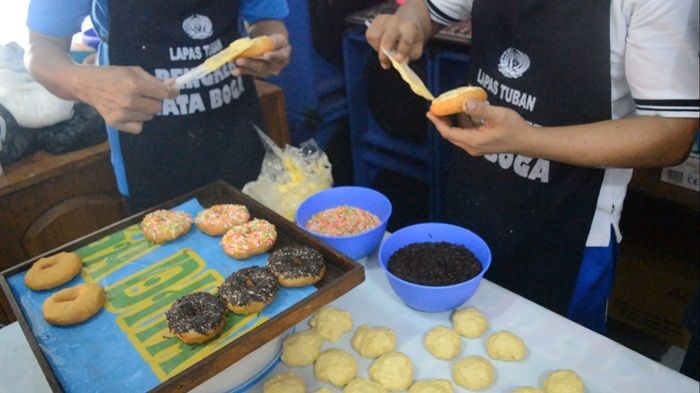 Tangkap Peluang di Masa Pandemi, WBP Lapas Tuban Dilatih Membuat Donat dan Tusuk Sate