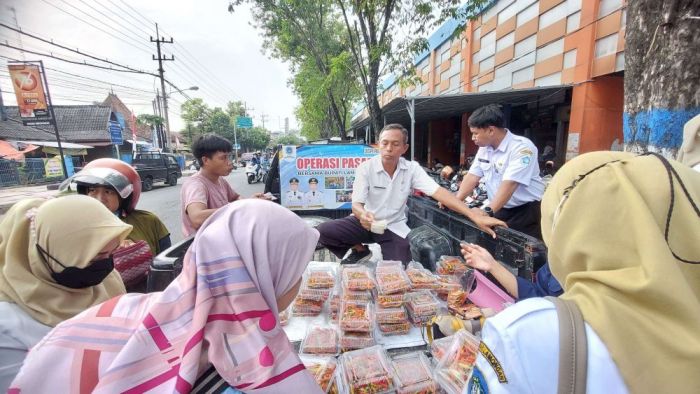 Kendalikan Harga Bahan Pokok, Disperindag Lamongan Gelar Operasi Pasar Kendalikan Harga Bahan Pokok, Disperindag Lamongan Gelar Operasi Pasar
