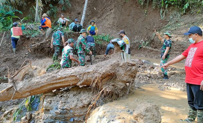 Akibat Longsor dan Banjir di Desa Blimbing Kediri: Jembatan Putus, 42 KK Terisolir, 2 Rumah Rusak