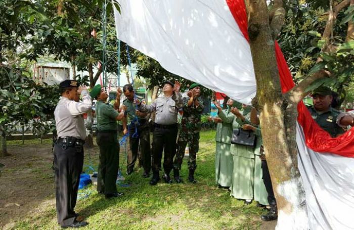 Merah Putih Raksasa Berkibar di Makoramil 0833/01 Klojen