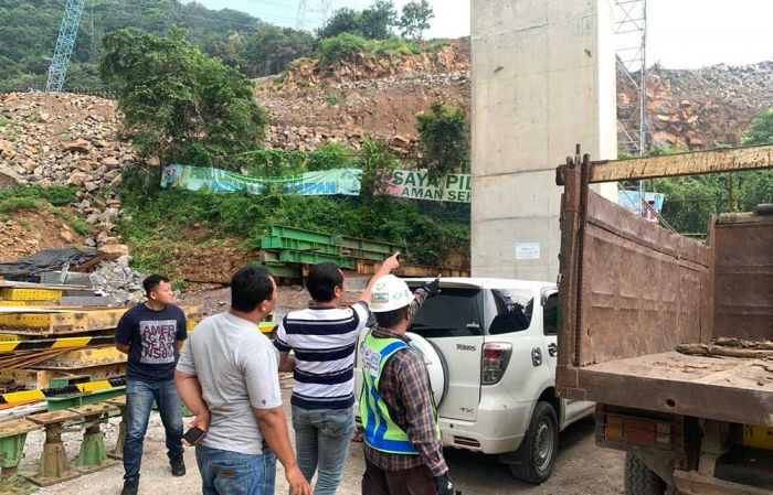 Kapolres Probolinggo Datangi TKP Batu Jatuh, Pihak Penggarap Tol Hentikan Pemecahan Batu