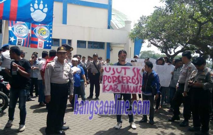 Puluhan Massa Forsila Cabor Geruduk Kantor KONI Malang, Tuding SK Perserosi Ashari Tak Sah