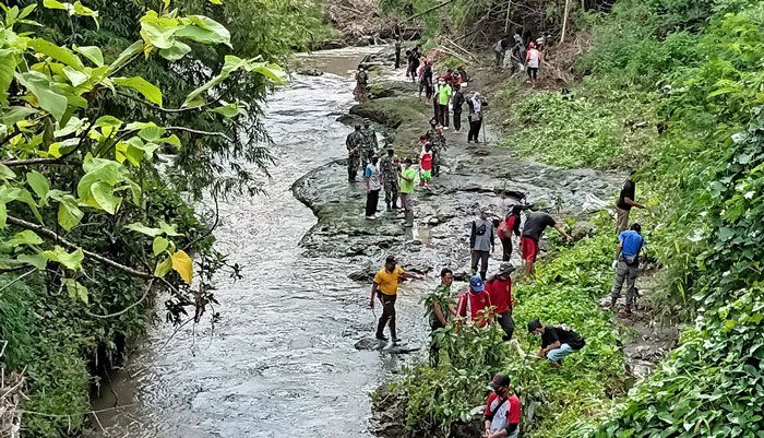 ​Karang Taruna Tengger Lor dan Relawan di Kediri Bersihkan Sampah Sungai Watuduwur