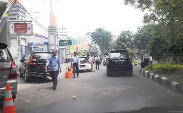 Respons Keluhan Parkir Liar, Dishub Sterilkan Jalan di Depan Universitas Muhammadiyah Gresik